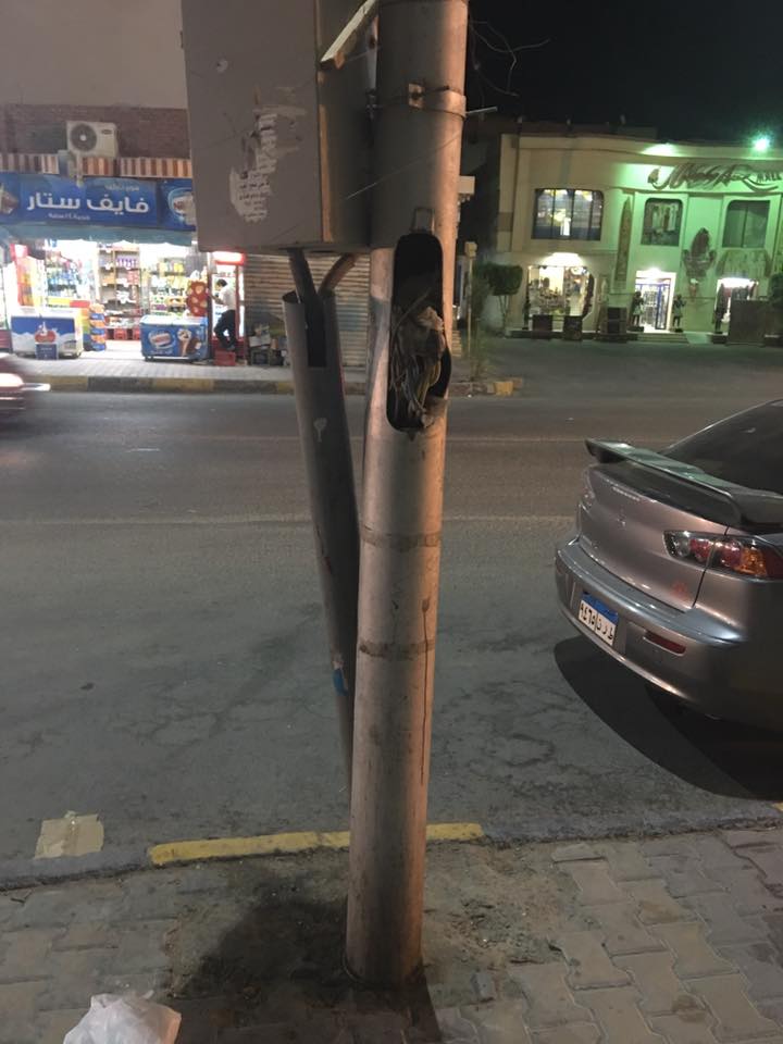 Izolacyjne złącze kablowe na ulicy w Egipcie