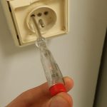 Probówka w gniazdku elektrycznym – podczas pomiaru