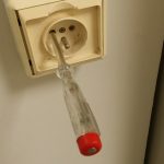 Probówka w gniazdku elektrycznym – przed pomiarem