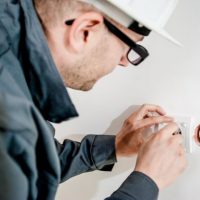 Elektryka prąd nie tyka. Na co należy zwracać szczególną uwagę przystępując do prac elektrycznych?