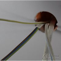Przecięty równolegle kabel płaski YDYp