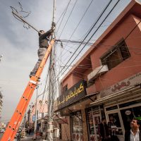 Naprawa ulicznej instalacji elektrycznej w Erbil (Kurdystan)