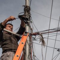 Naprawa ulicznej instalacji elektrycznej w Kurdystanie
