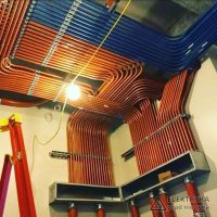instalacja elektryczna w stalowych rurkach