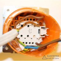 Łącznik pojedynczy DOMO, widok wewnątrz puszki instalacyjnej