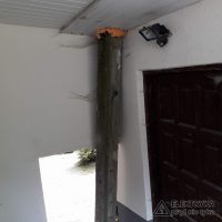 słup energetyczny w garażu