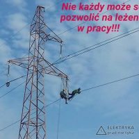 elektromonter pracuje na leżąco