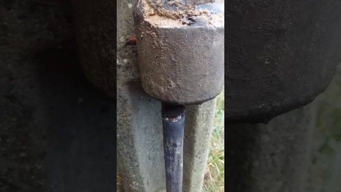 Kabel pod napięciem przecięty brzeszczotem