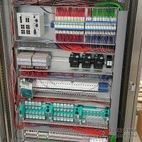 Szafa sterownicza w zakładzie produkcyjnym