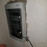 rozdzielnica nie licuje ze ścianą budynku