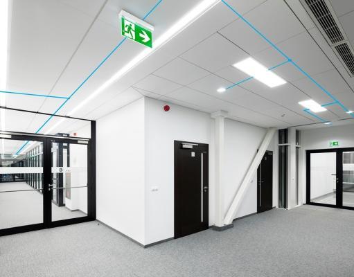 Systemy oświetlenia awaryjnego TM TECHNOLOGIE DATA 2, TM-CB A oraz ELVIS – inteligentne systemy zarządzania budynkami użyteczności publicznej