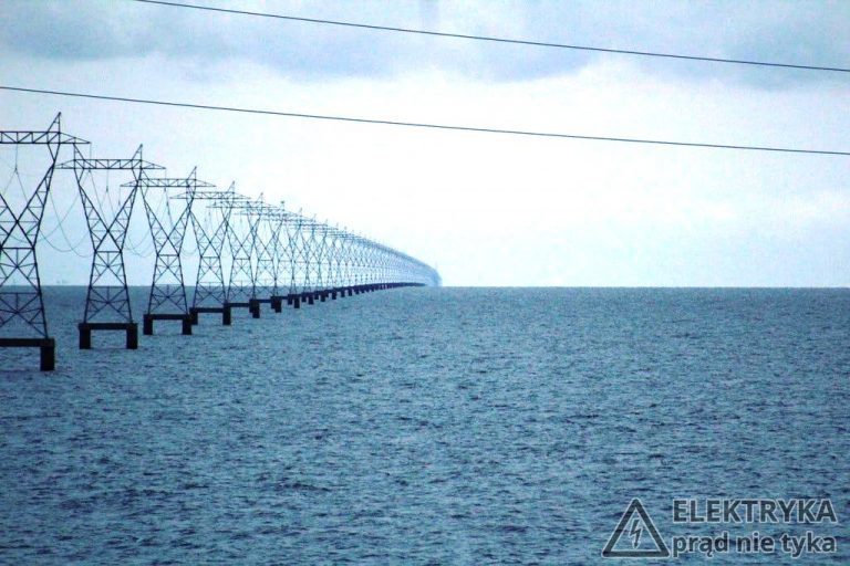 Linia przesyłowa na jeziorze Pontchartrain w USA pokazuje krzywiznę Ziemi