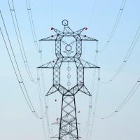 Słupy energetyczne przypominające klaunów w pobliżu autostrady na Węgrzech