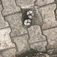 Uwaga na napięcie krokowe