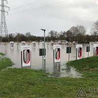 Stacja szybkiego ładowania Tesla Supercharger na terenie zalewowym