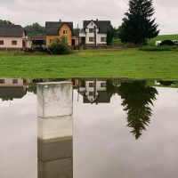 Szafka elektryczna na zalanej działce