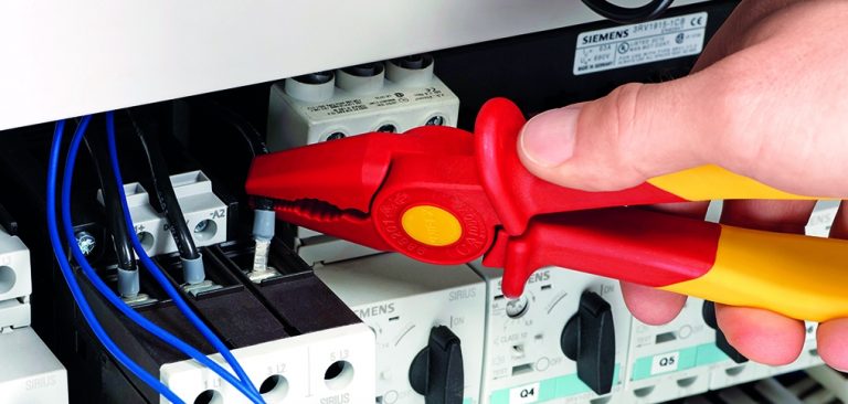 Szczypce Knipex z całkowitą izolacją z tworzywa sztucznego