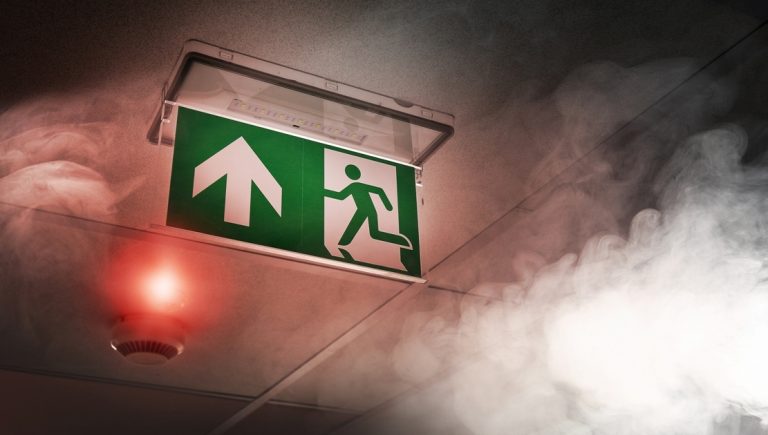 Odmowa odbioru budynku bez czujników dymu i czadu, kara grzywny, a w razie pożaru – brak odszkodowania