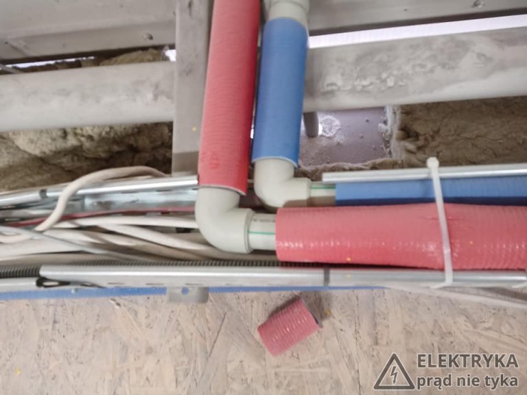 Dlaczego hydraulik powinien wchodzić do prac przed elektrykiem?