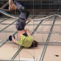 Elektryk na podwieszanym suficie