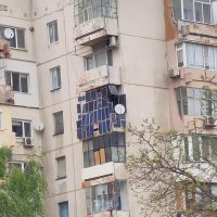 blok panele sloneczne na balkonie