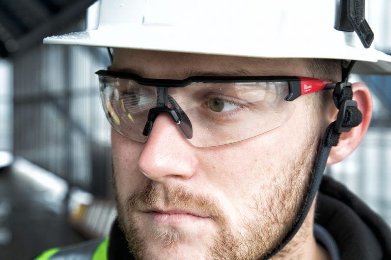 Okulary ochronne MILWAUKEE® – maksymalne bezpieczeństwo oczu dla profesjonalistów