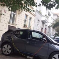 Ładowanie z przedłużacza elektryczne bmw i3 pod blokiem