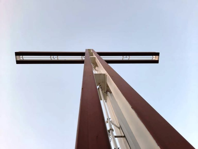 Instalacja podświetlająca krzyż