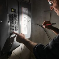 LATARKA-RĘCZNA-250-LUMENÓW-Z-WEWNĘTRZNYM-AKUMULATOREM-ŁADOWANYM-PO-ZŁĄCZU-USB-IR-PL250