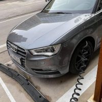 auto-spalinowe-parkuje-na-miejscu-dla-elektryka