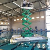 elektryk_na_basenie_ponton_praca_na_wysokosci