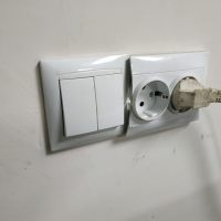 Zamontuj tak, że gniazdko elektryczne licowało z wyłącznikiem