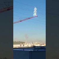 Ramię żurawia wieżowego łuk elektryczny linia energetyczna