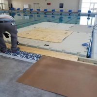 plywajaca platforma do pracy na basenie