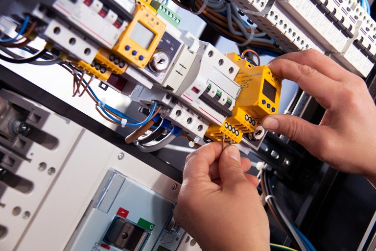 Elektryk. Ile zarabia, jak można zostać elektrykiem?