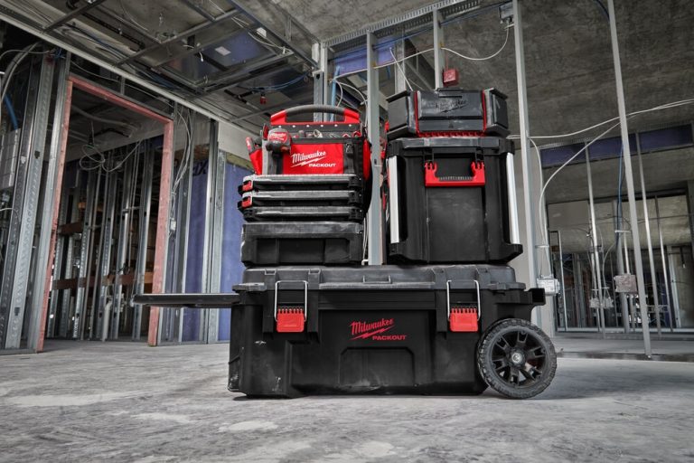Nowa skrzynia z kołami dołącza do systemu przechowywania PACKOUT™