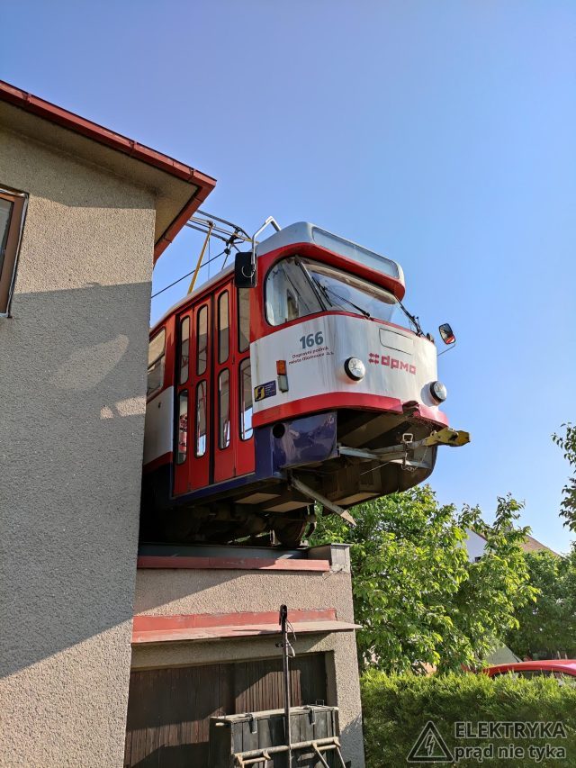 tramwaj-na-dachu-wagon-640x853.jpeg