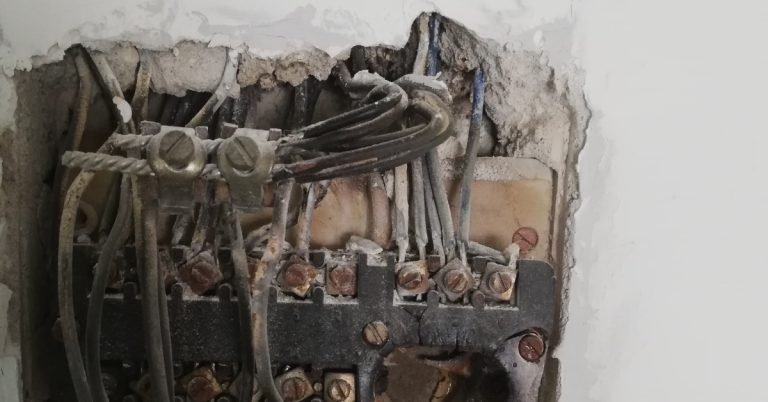 Wysłużona instalacja w bloku z wielkiej płyty