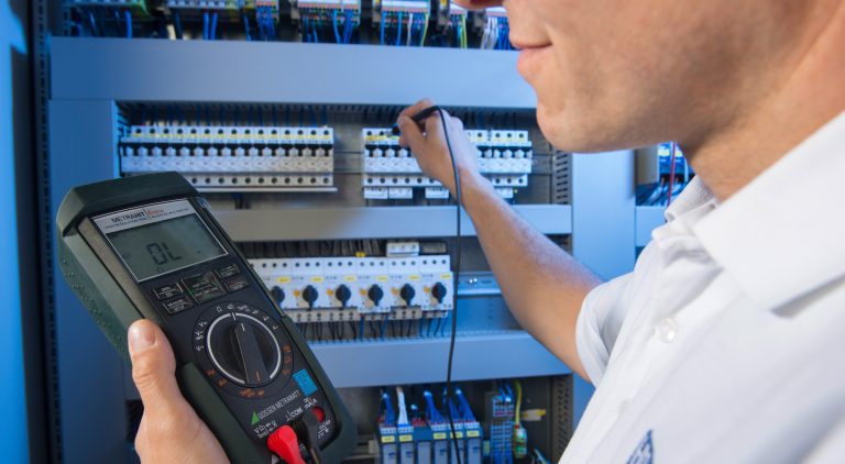 Przeglądy i pomiary instalacji elektrycznych okiem eksperta