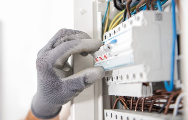 Kilka rzeczy, które warto wiedzieć przed zatrudnieniem elektryka