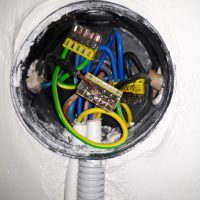 zerowanie-gniazda-podzial-puszka-elektryczna