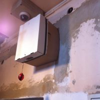 ekologiczna skrzynka w starej kamienicy