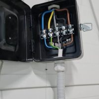 metalowa puszka pod kluczem