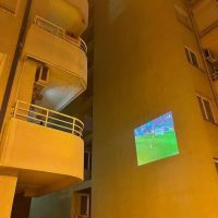 mecz z projektora na bloku