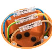 przelotowe-laczenie-przewodow-w-puszce-elektrycznej