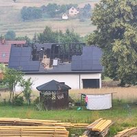 dach-zniszczony-po-pozarze-dom-zalany
