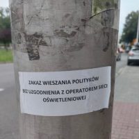 zakaz wieszania politykow na slupach