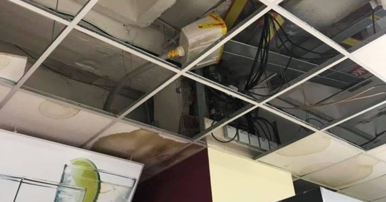 Przeciekająca instalacja w suficie podwieszanym czeskiego supermarketu