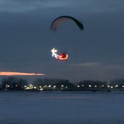 Świecący Mikołaj lata nad Legnicą