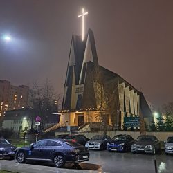 Sanktuarium-Matki-Bozej-Ostrobramskiej-krzyz-z-podswietleniem-LED